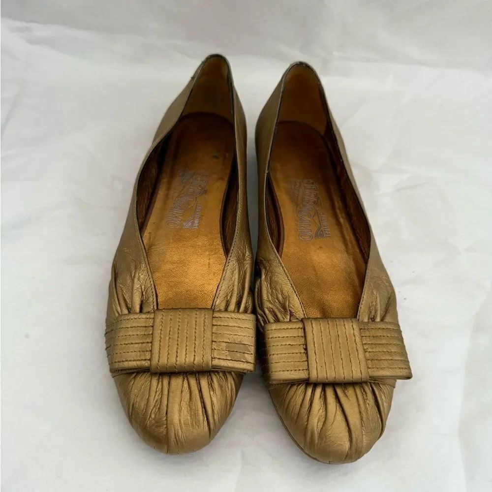 Salvatore Ferragamo women’s ballet flats in gold with bow detail. Size 8